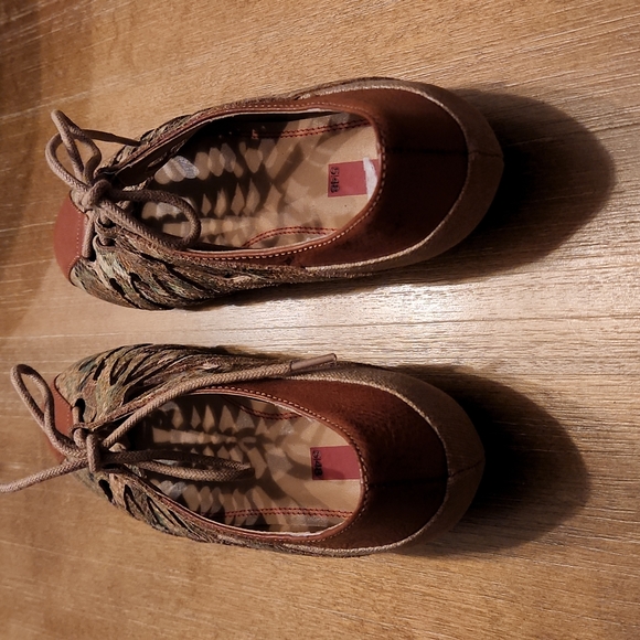 NWT SAKS OFF 5TH BEAUTIFUL LACE UP  FLATS - Picture 3 of 12